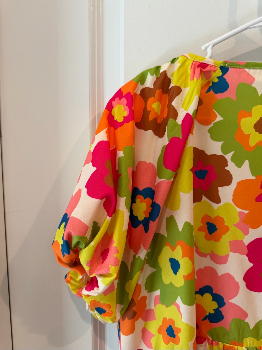 BiBi Bright Floral V-Neck Top Size Large - Picture 13 of 14
